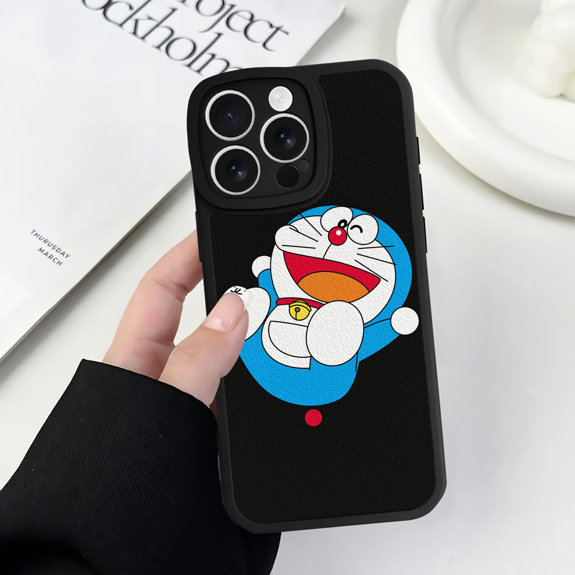 （画像用） ドラえもん Doraemon 【iPhone 16シリーズ対応】シリコンスマホケース（レザー調） 材質：シリコン